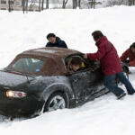 【画像】砂地や泥濘地や雪でクルマのタイヤが空転して動かない！　自力脱出の手段もあれど「すぐにプロへと依頼」が最善策なワケ 〜 画像5
