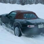 【画像】砂地や泥濘地や雪でクルマのタイヤが空転して動かない！　自力脱出の手段もあれど「すぐにプロへと依頼」が最善策なワケ 〜 画像6
