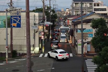 １kmあたり３〜５億円もかかるがそれでもやるべき！　道路の「電柱」をなくし地中化する計り知れないメリットとは