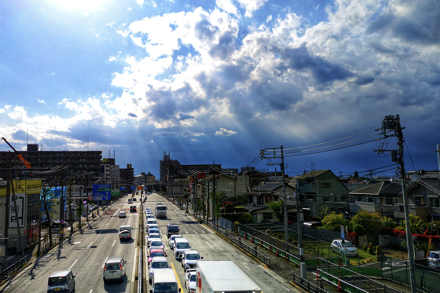 電柱と幹線道路