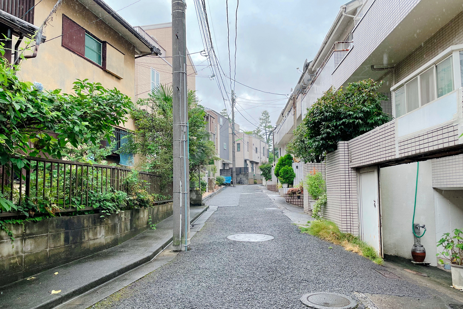 電柱がはみ出している狭路