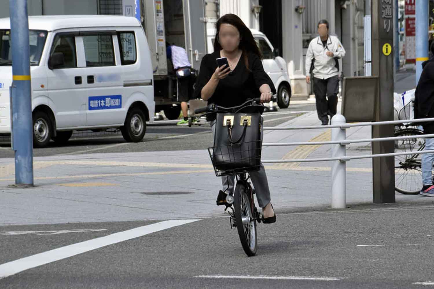 ながらスマホ自転車