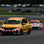 【画像】サーキットの舗装をチェックしてる……ワケじゃなくてレースに参戦！　高速道路でお馴染みの黄色いクルマが「公団ちゃん」の愛称でＳ耐に参戦している理由 〜 画像9