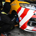 【画像】サーキットの舗装をチェックしてる……ワケじゃなくてレースに参戦！　高速道路でお馴染みの黄色いクルマが「公団ちゃん」の愛称でＳ耐に参戦している理由 〜 画像22