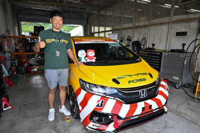 サーキットの舗装をチェックしてる……ワケじゃなくてレースに参戦！　高速道路でお馴染みの黄色いクルマが「公団ちゃん」の愛称でＳ耐に参戦している理由