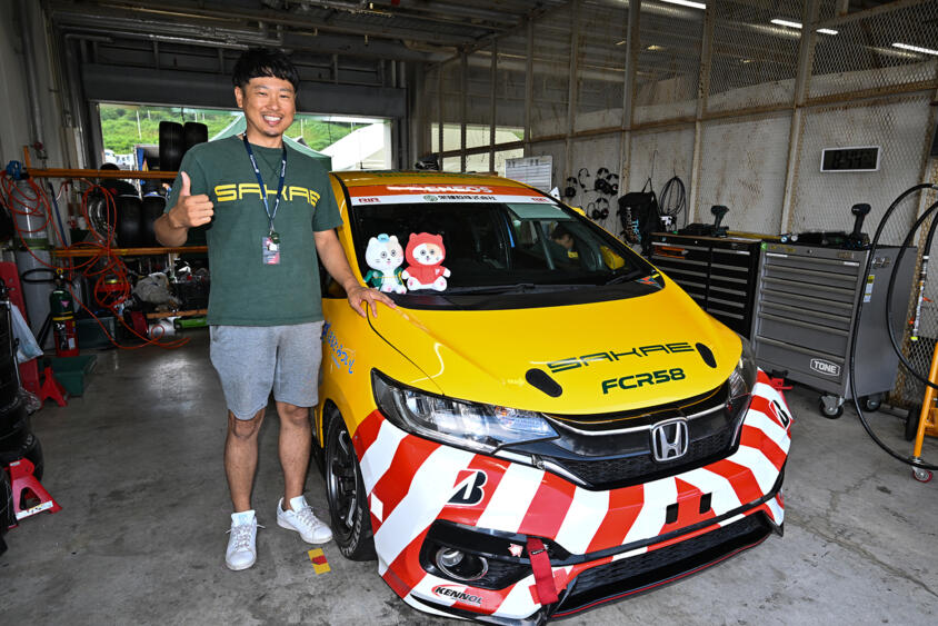 サーキットの舗装をチェックしてる……ワケじゃなくてレースに参戦！　高速道路でお馴染みの黄色いクルマが「公団ちゃん」の愛称でＳ耐に参戦している理由