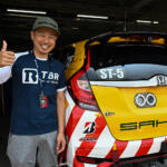【画像】サーキットの舗装をチェックしてる……ワケじゃなくてレースに参戦！　高速道路でお馴染みの黄色いクルマが「公団ちゃん」の愛称でＳ耐に参戦している理由 〜 画像33