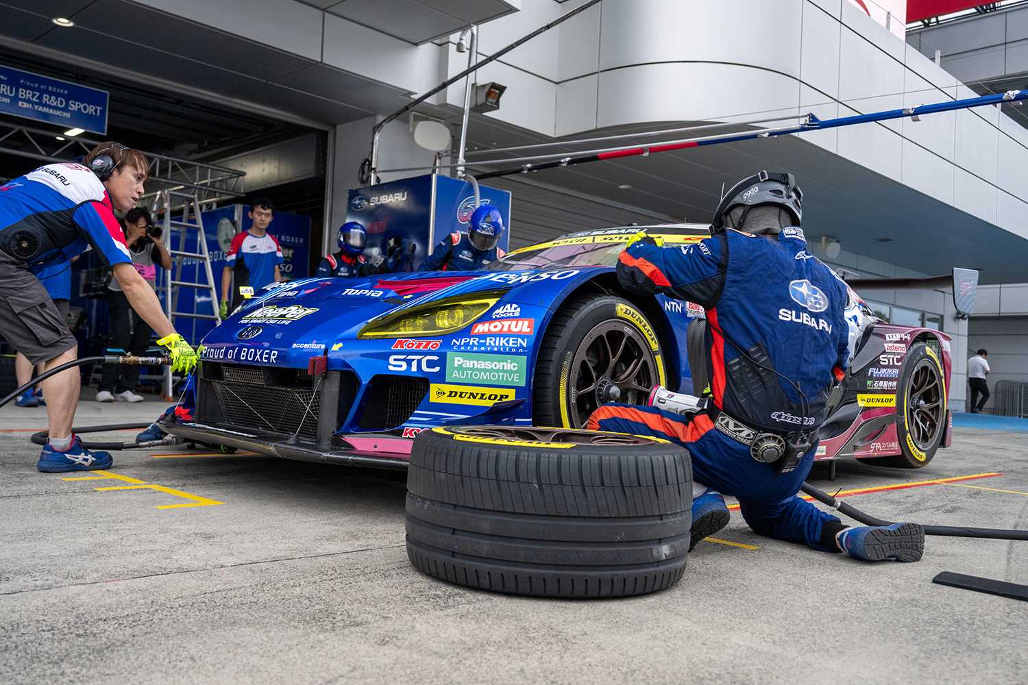 スバルBRZ GT300 ウエットタイヤ交換