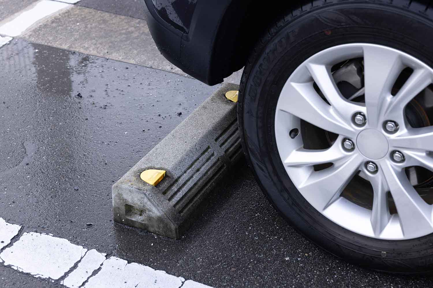 駐車場の車止めにタイヤを当ててクルマを停めてもよい？