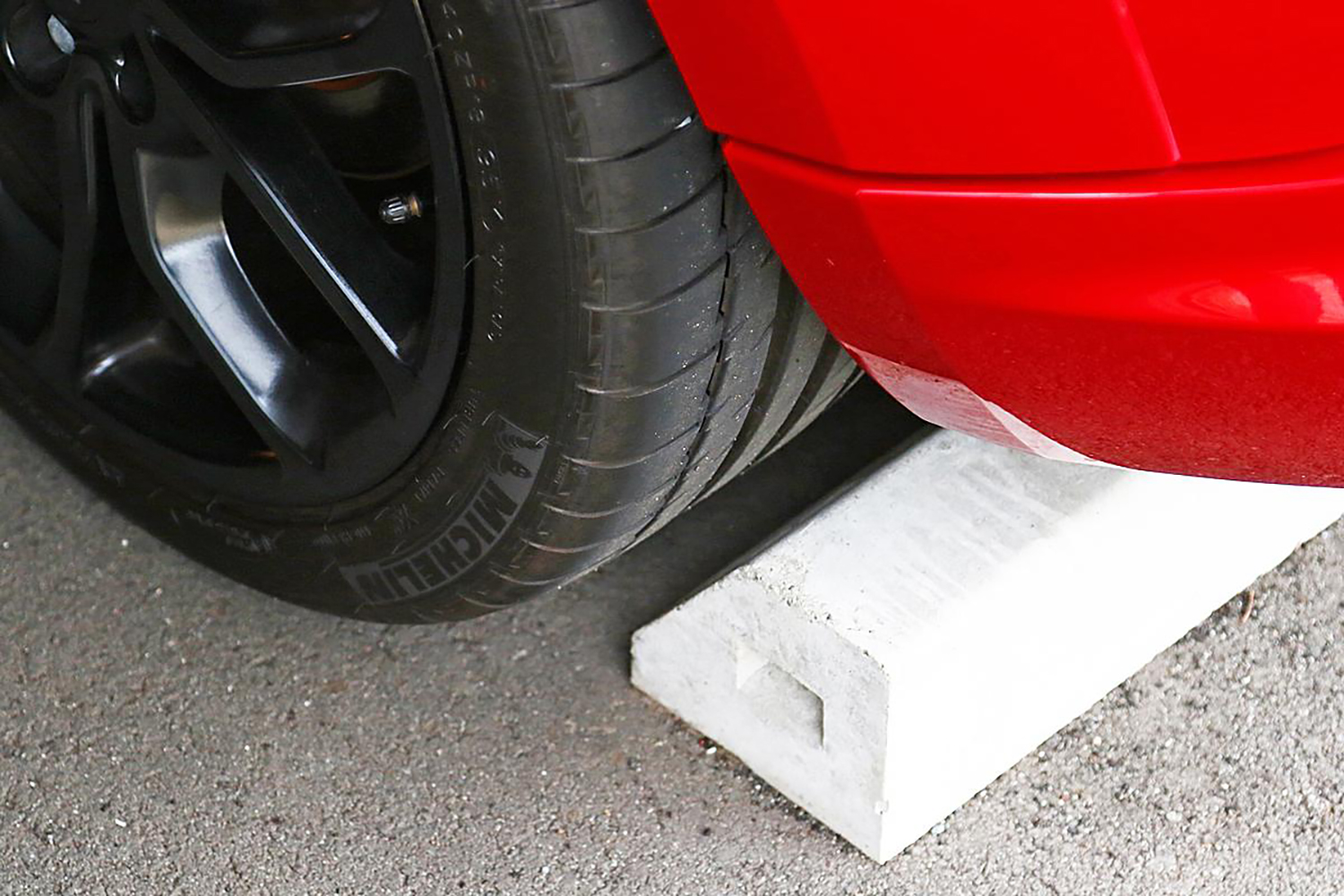 駐車場の車止めにタイヤを当ててクルマを停めてもよい？ 〜 画像5
