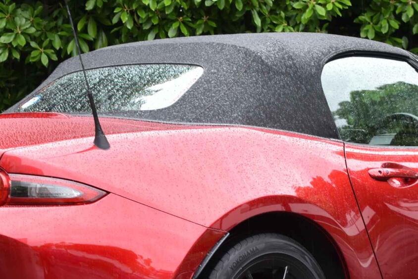 「だって布でしょ？　しみ込むんじゃ……」　ソフトトップのオープンカーは大雨でも雨漏りしないのか？