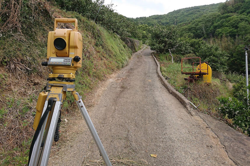 道路っぱたで技師が何か覗いている「測量」！　道路を守るためには必要不可欠な作業について解説!!