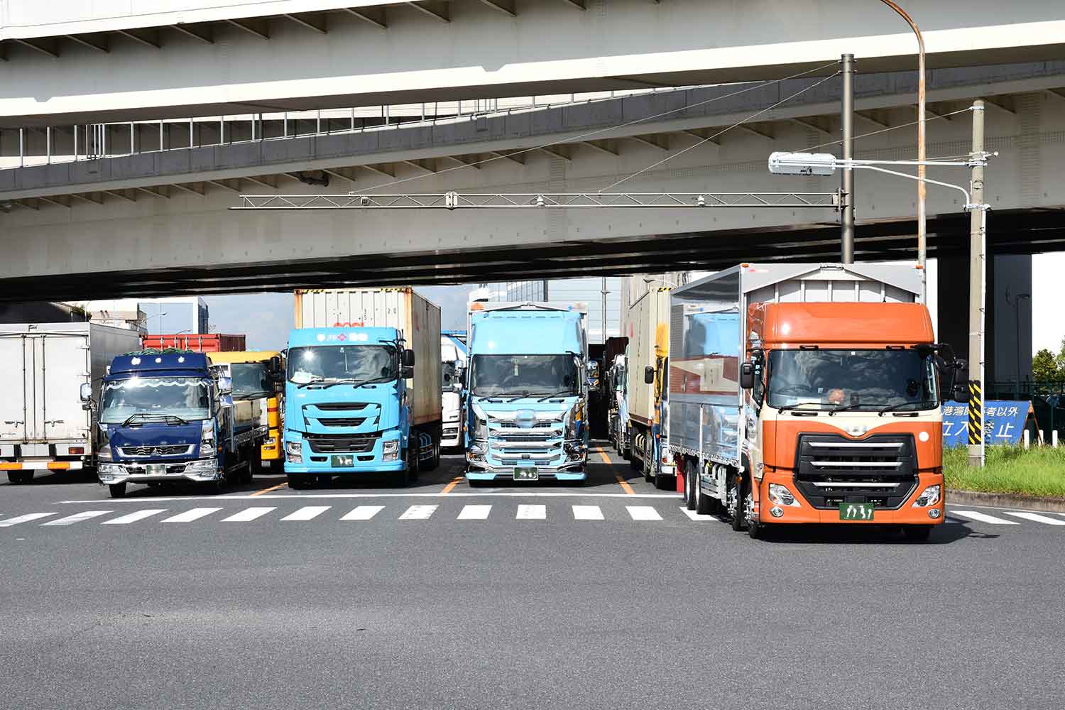 トラックが並ぶ