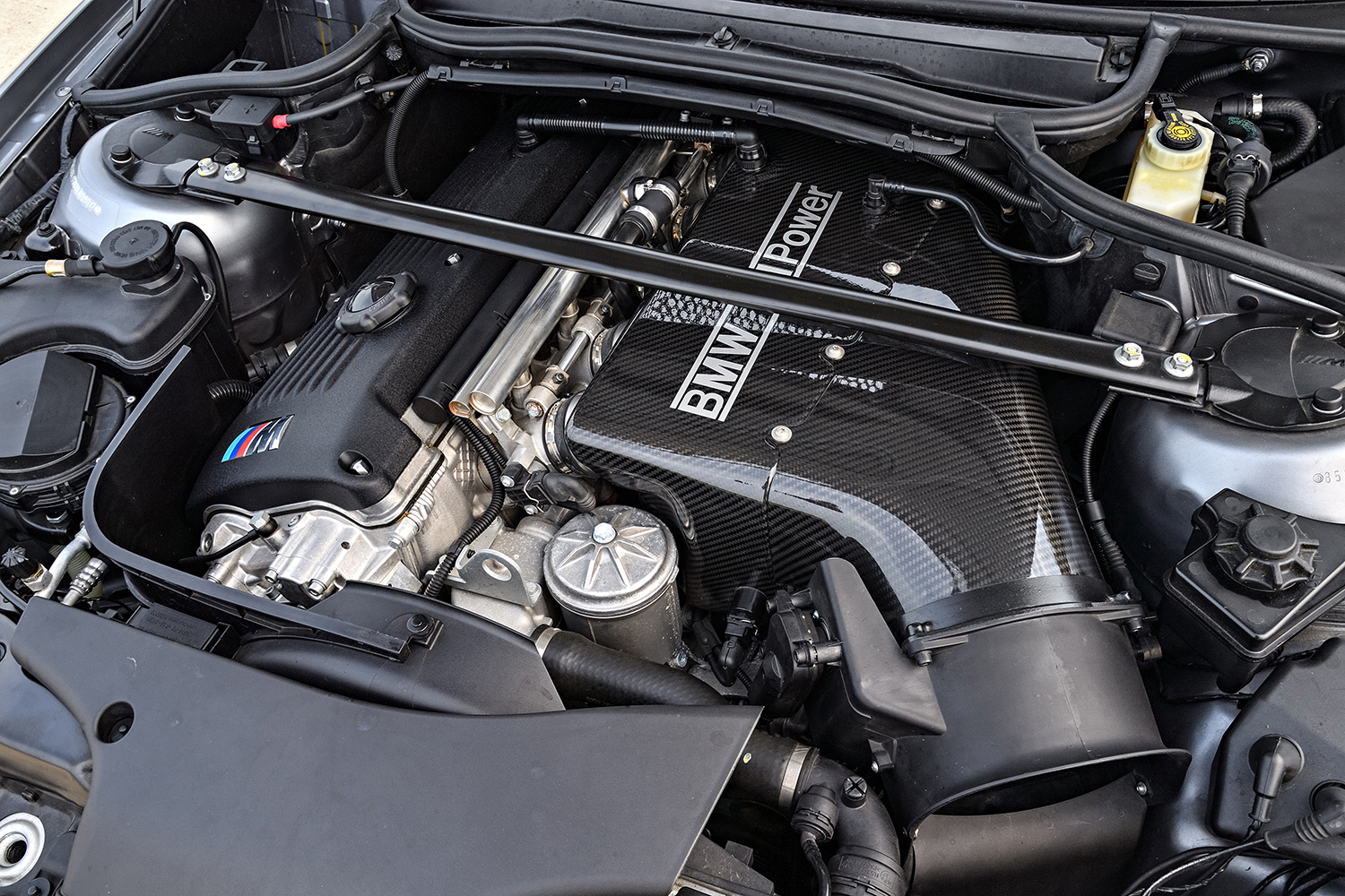 BMW M3 CSL エンジンルーム