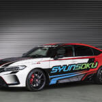 【画像】シビックタイプＲとキッズスニーカー「瞬足」が異色のコラボ！　赤バッジ＆タイプＲロゴを再現した「速すぎる」キッズシューズが誕生 〜 画像4