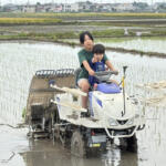 【画像】底なし泥濘地の「田んぼ」をスイスイ走行！　「田植え機」はクロカン四駆も真っ青のハイテクオフローダーだった 〜 画像9