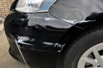 買い物で駐車場に止めたクルマに戻ってきたら……凹んでる！　当て逃げ被害にあったときに泣き寝入りしないための正解の行動