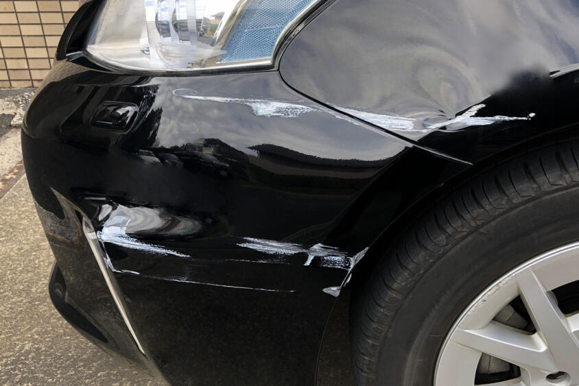 買い物で駐車場に止めたクルマに戻ってきたら……凹んでる！　当て逃げ被害にあったときに泣き寝入りしないための正解の行動