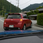 【画像】片側１車線道路で前のクルマが右折待ち！　寄ればギリギリ左側を抜けて直進できそうだけどこれって合法？ 〜 画像1