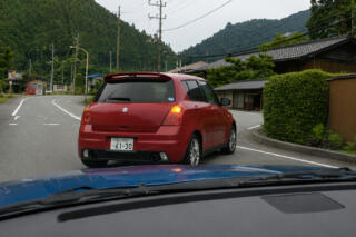 右折待ちのクルマを左側から追い越すのは合法か