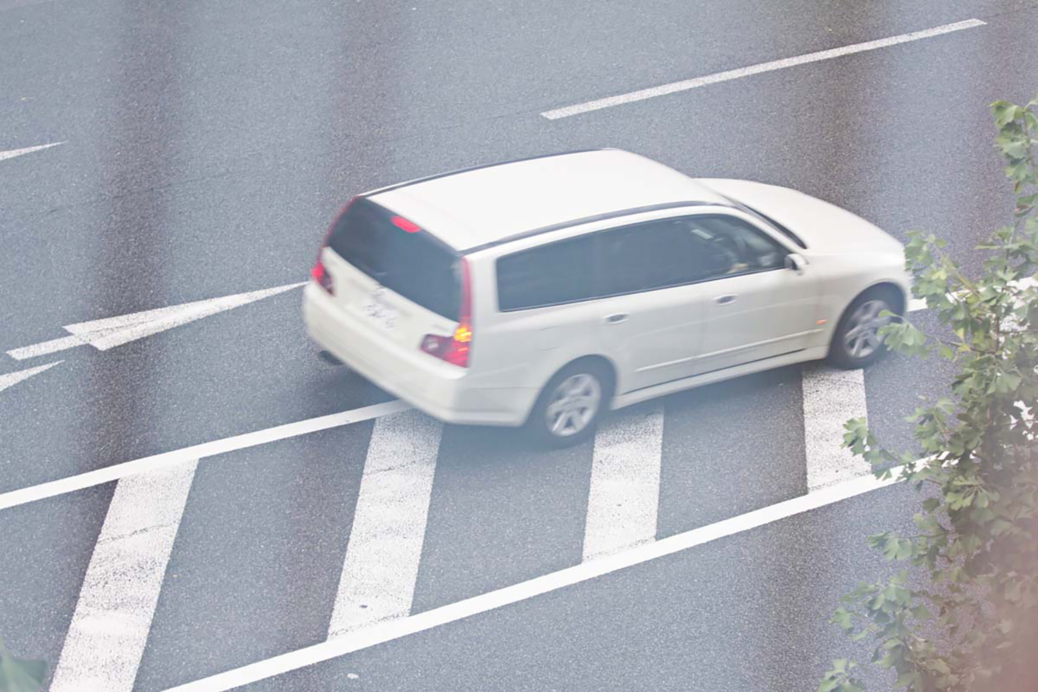 右側に寄る右折車両