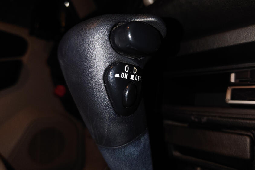 昔のオートマ車に付いていた「O/D」ボタンって何だった？　イマドキのクルマから消えた理由も含めて解説