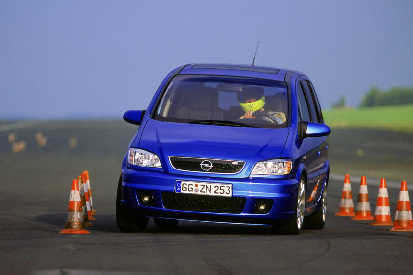 240馬力＋５速MTでミニバンなのに最高速は231km/hの激速っぷり！　オペル・ザフィーラ「OPC」の本気度がヤバい!!