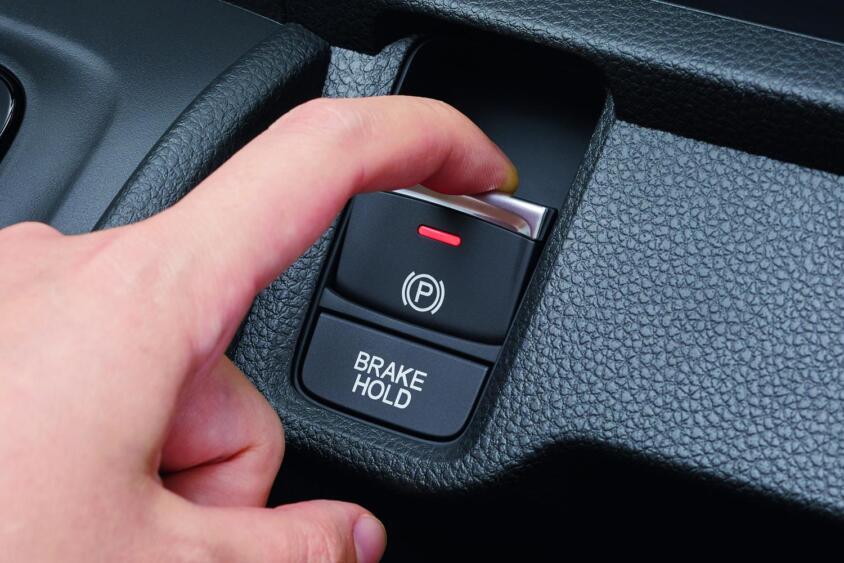 「電動パーキングブレーキ」による快適な運転っぷりに手放せなくなる人続出！　万能装備と思われがちだが「落とし穴」に要注意