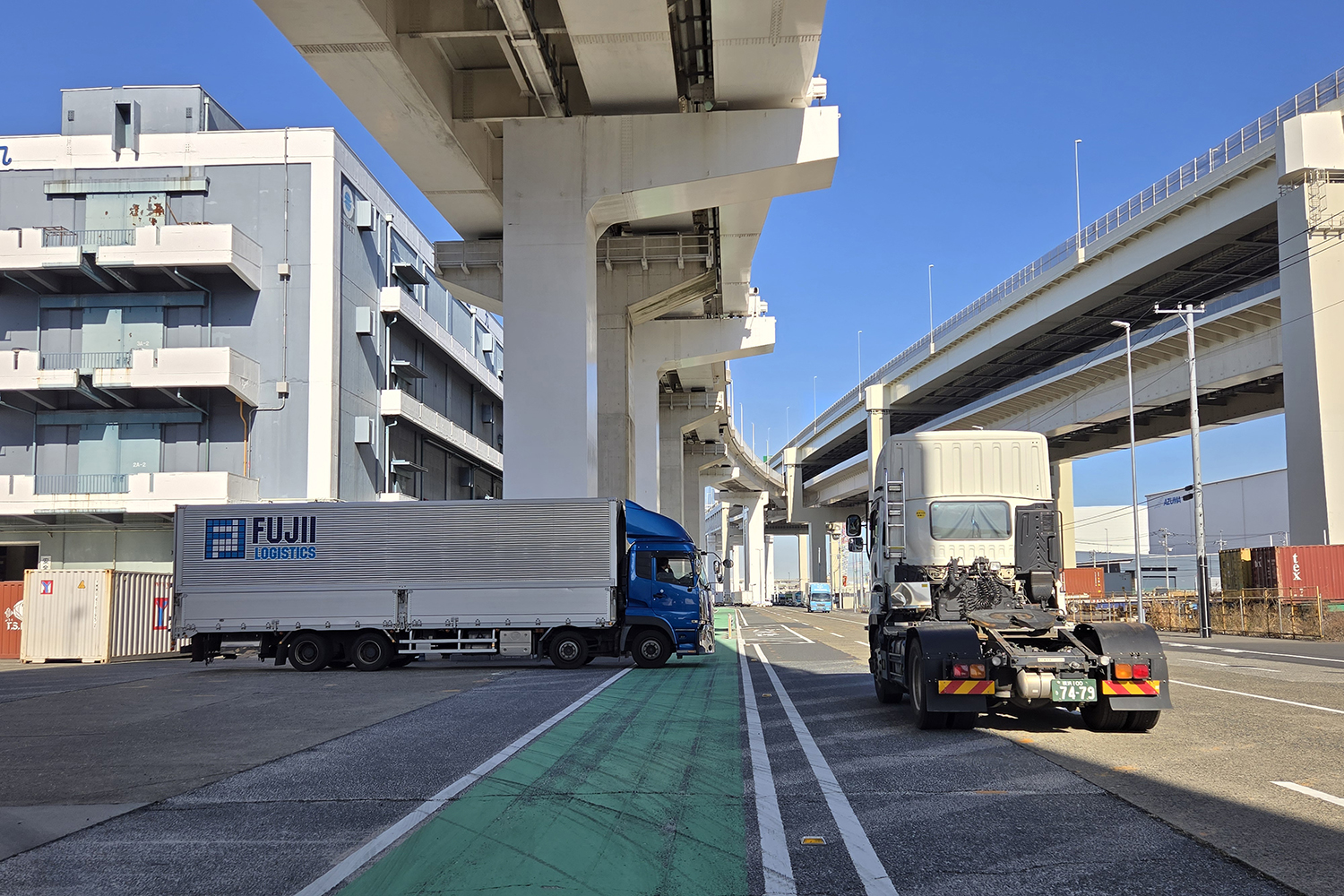 港湾地域を走るトラック