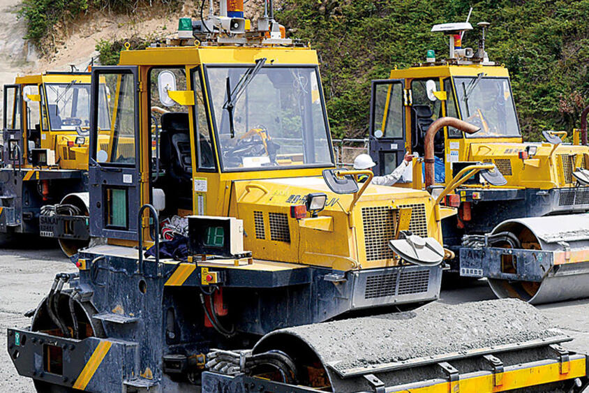 ロードローラーがもつ「鉄」と「ゴム」のふたつのタイヤ！　日本の道路が平らでキレイな理由は連携プレーのお陰だった