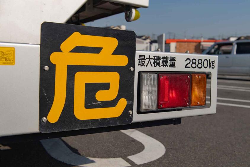 中身が見えないタンクローリー。水底トンネルへの進入が禁止される「危険物積載車両」の取締り事情