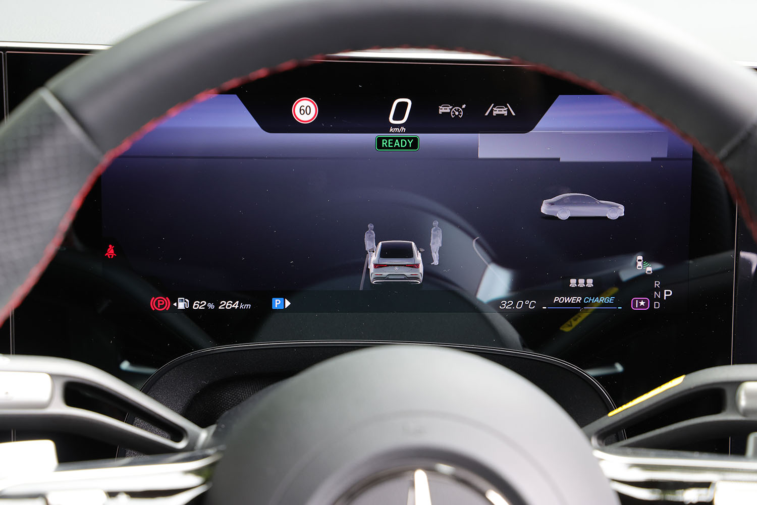 メルセデス・ベンツCLA 220のメーターに表示された周囲の状況