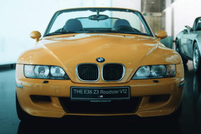 小型軽量オープンのBMW Z3にV12をぶち込む狂気！　BMWが自ら作った幻の魔改造車