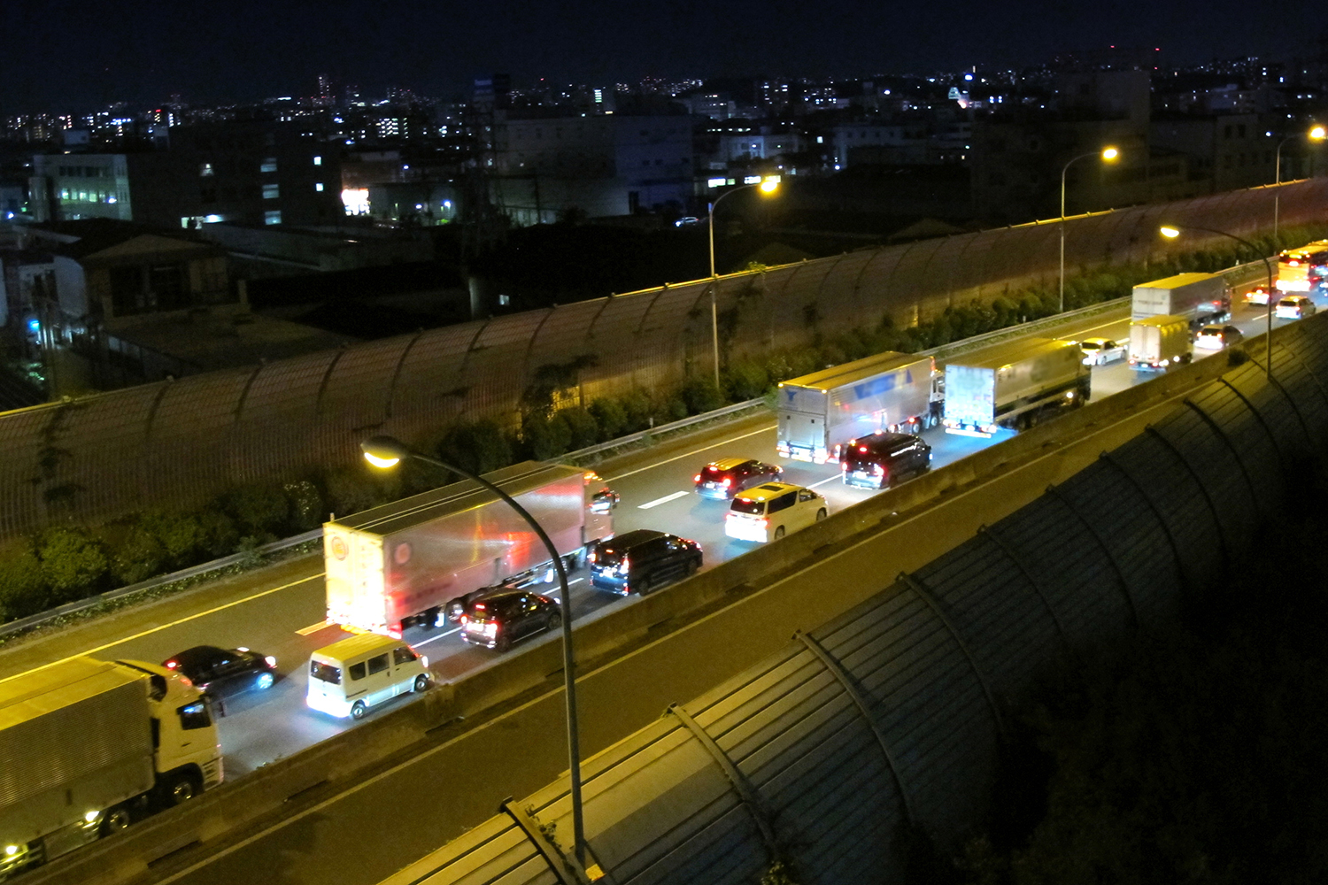 深夜割待ちの渋滞イメージ