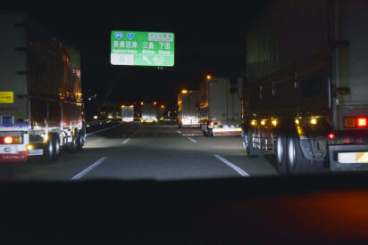 ０時の高速「深夜割引待ち渋滞」がこれで消滅！　「22時から５時」の時間で”走ったぶんだけ割引"でも「飛ばすのは意味ナシ」な新ルールの全容