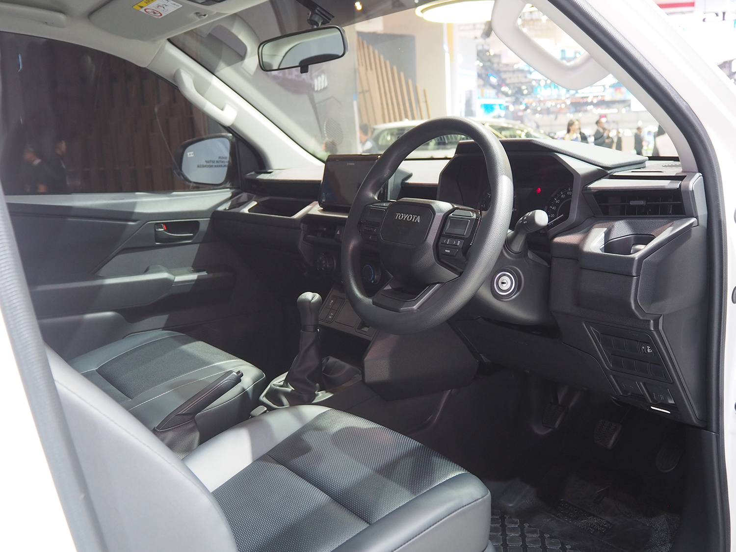 トヨタ・ハイラックス（シングルキャブ仕様）の車内