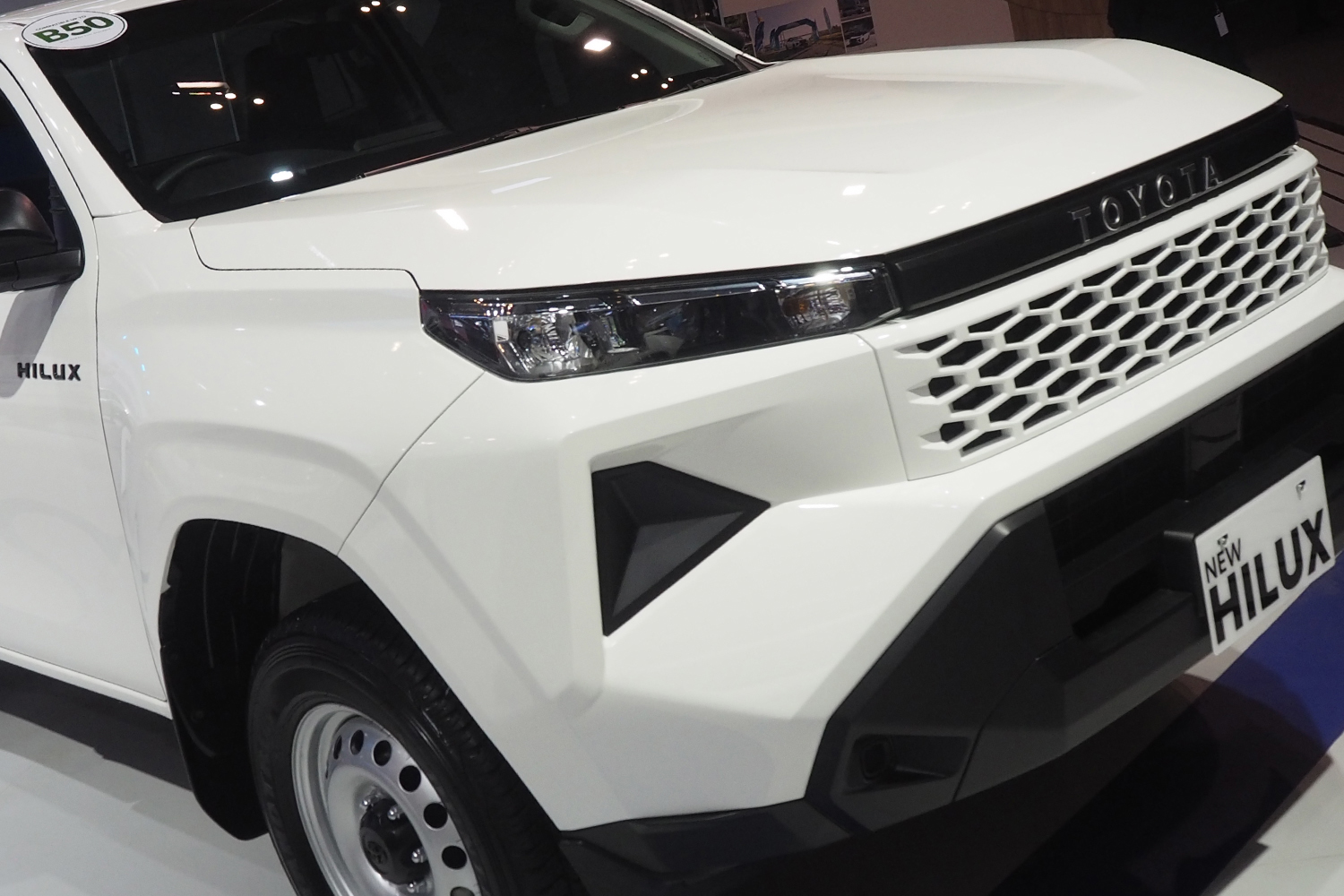 鉄チンむき出しにゴム床がたまらない！　はたらくクルマ仕様のトヨタ新型「ハイラックス」シングルキャブの姿
