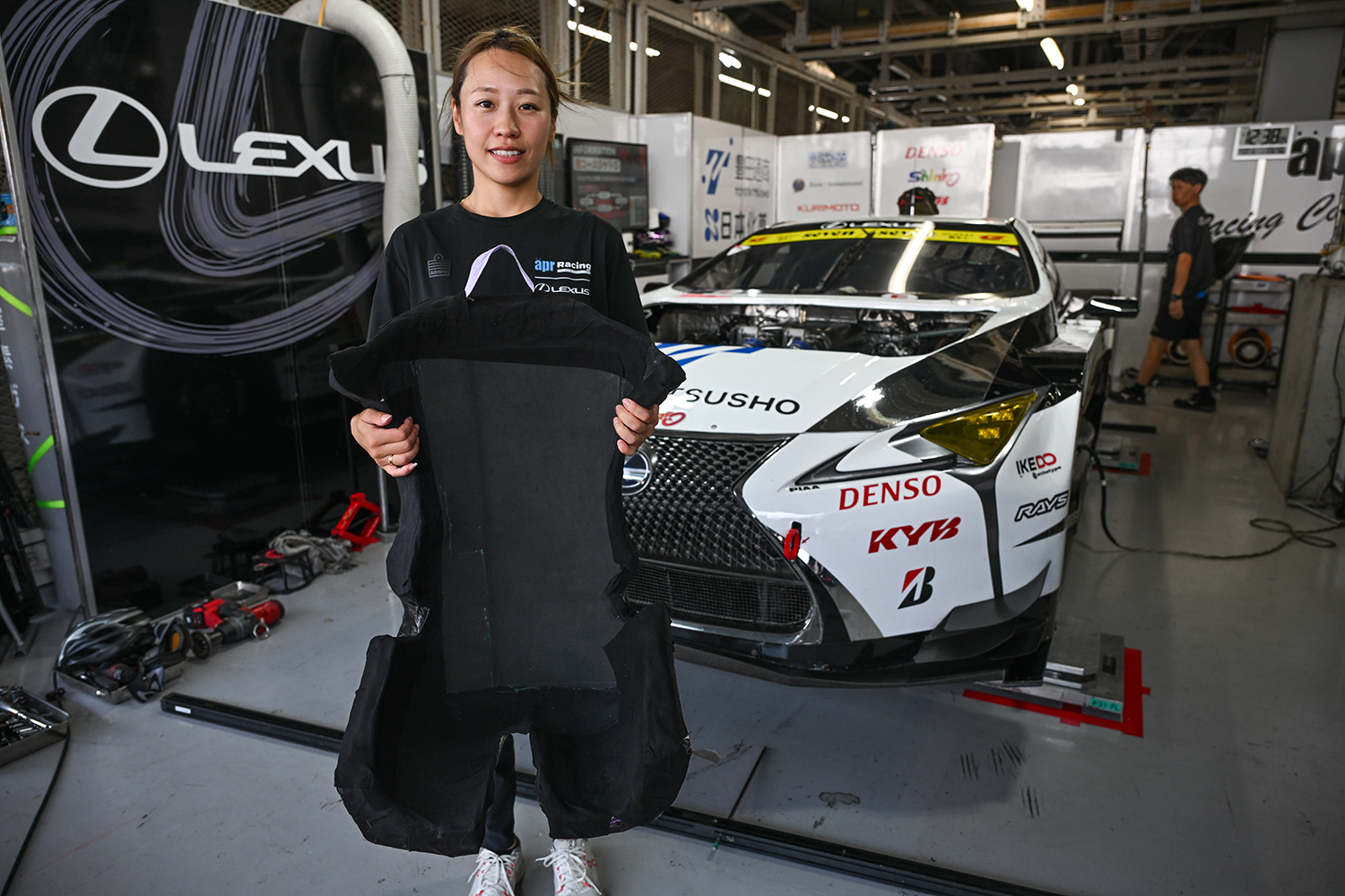 小山美姫選手とシート調整用の発砲ウレタン