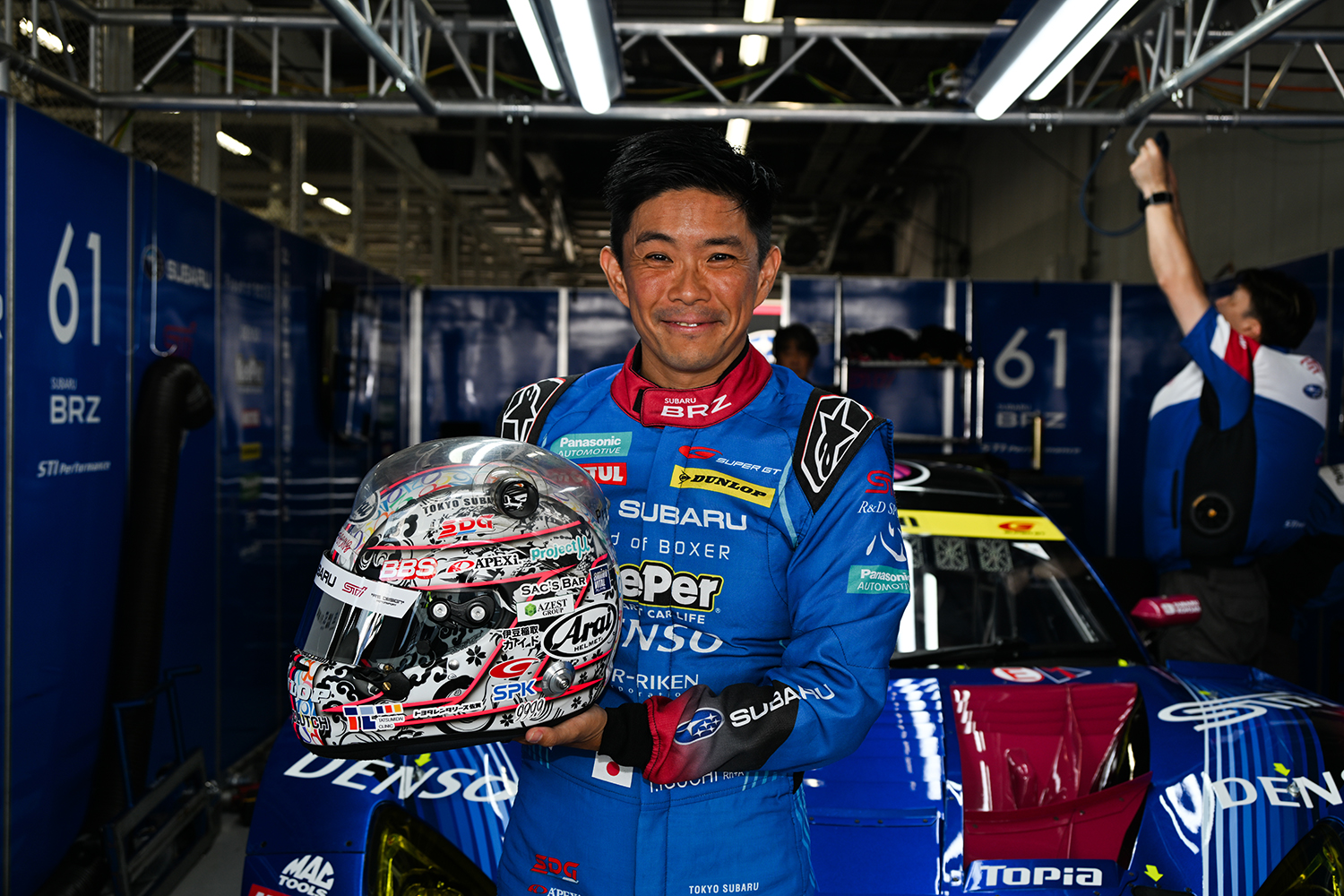 井口選手と愛用のヘルメット