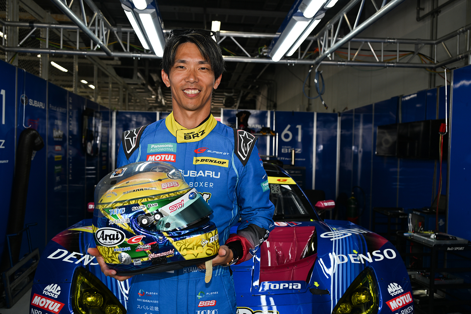 山内選手と愛用のヘルメット
