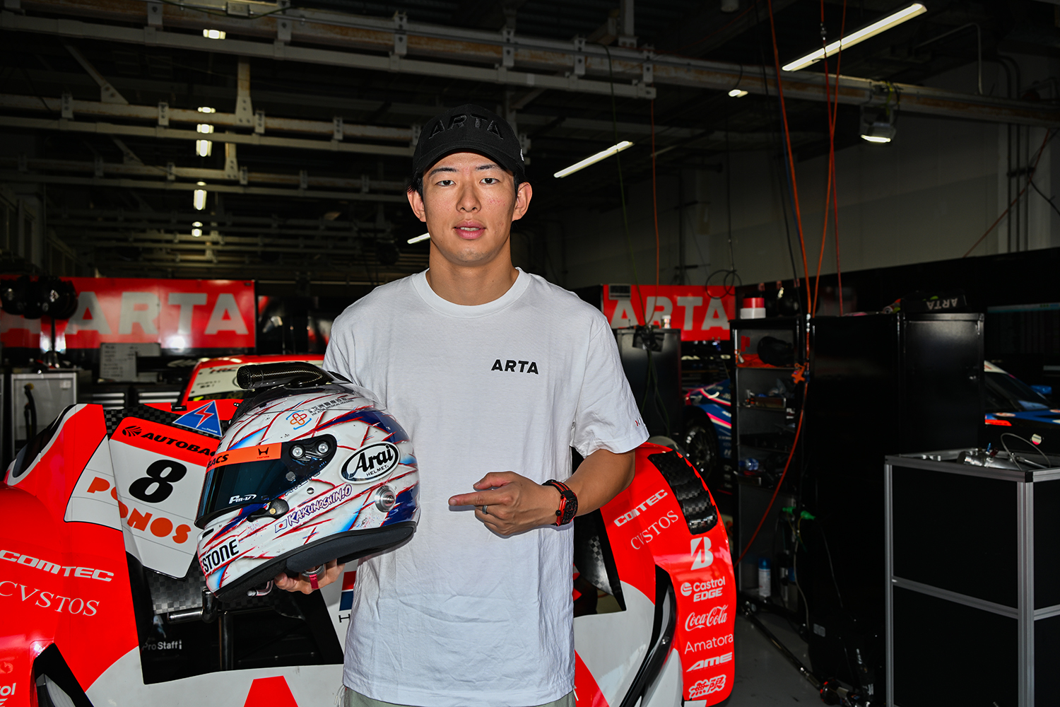 太田選手と愛用のヘルメット