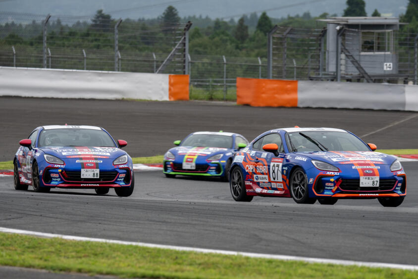 BRZが両クラスで11台参戦と過去イチのレベルで大盛り上がり！　GR86／BRZ Cup第5戦でスバル旋風が巻き起こった