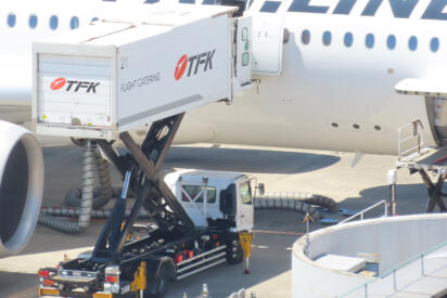 旅の楽しみを運ぶ特殊トラック！　機内食を地上８ｍへ届ける「ケータリングカー」の知られざるスゴ技