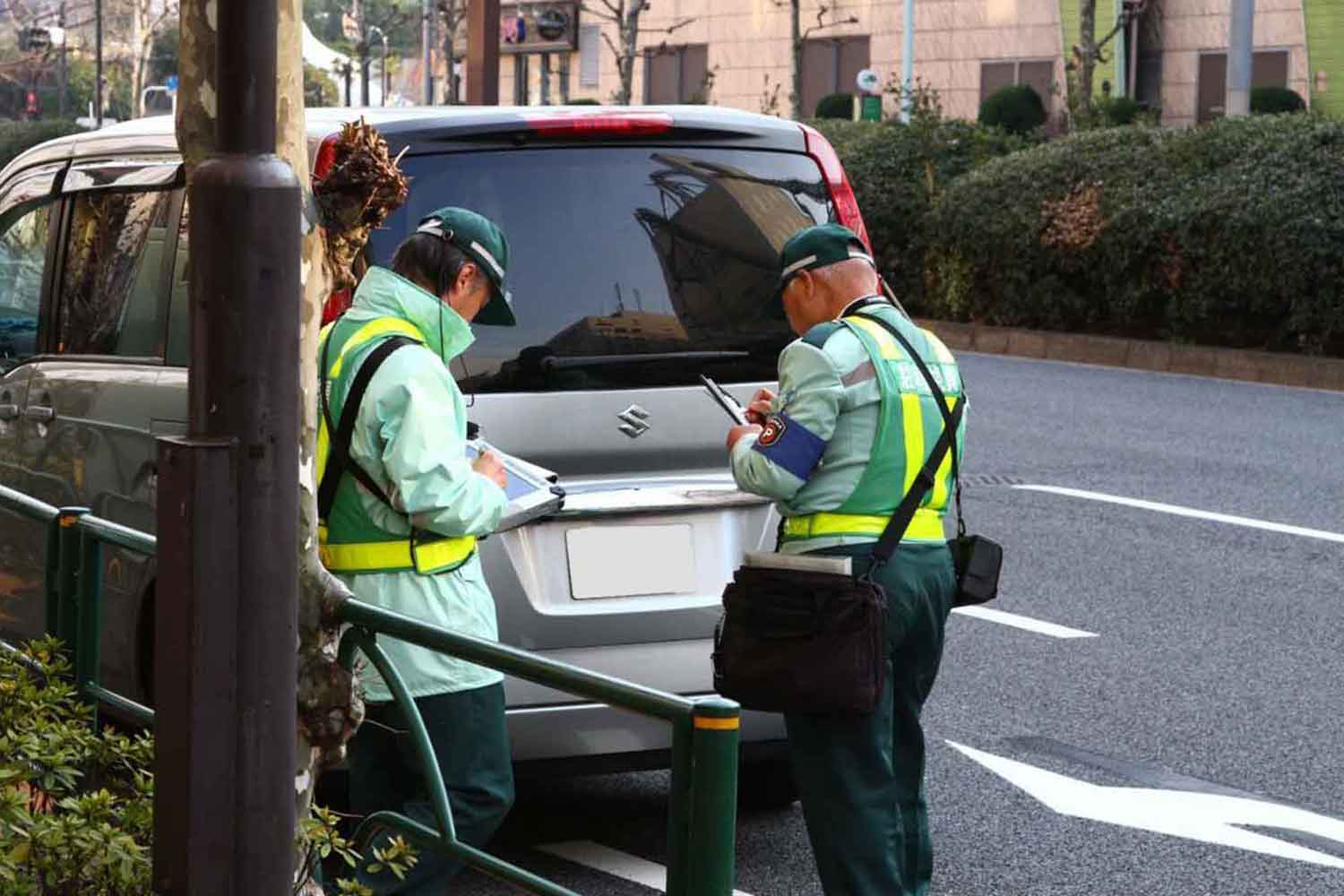 駐車違反の取り締まり風景