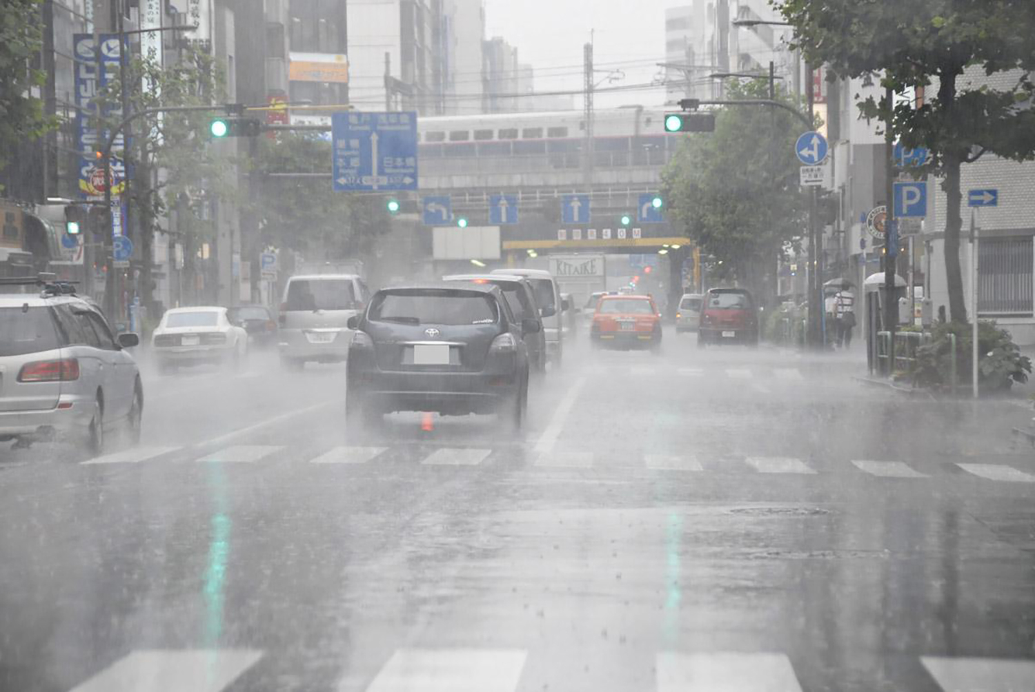雨の市街地のイメージ