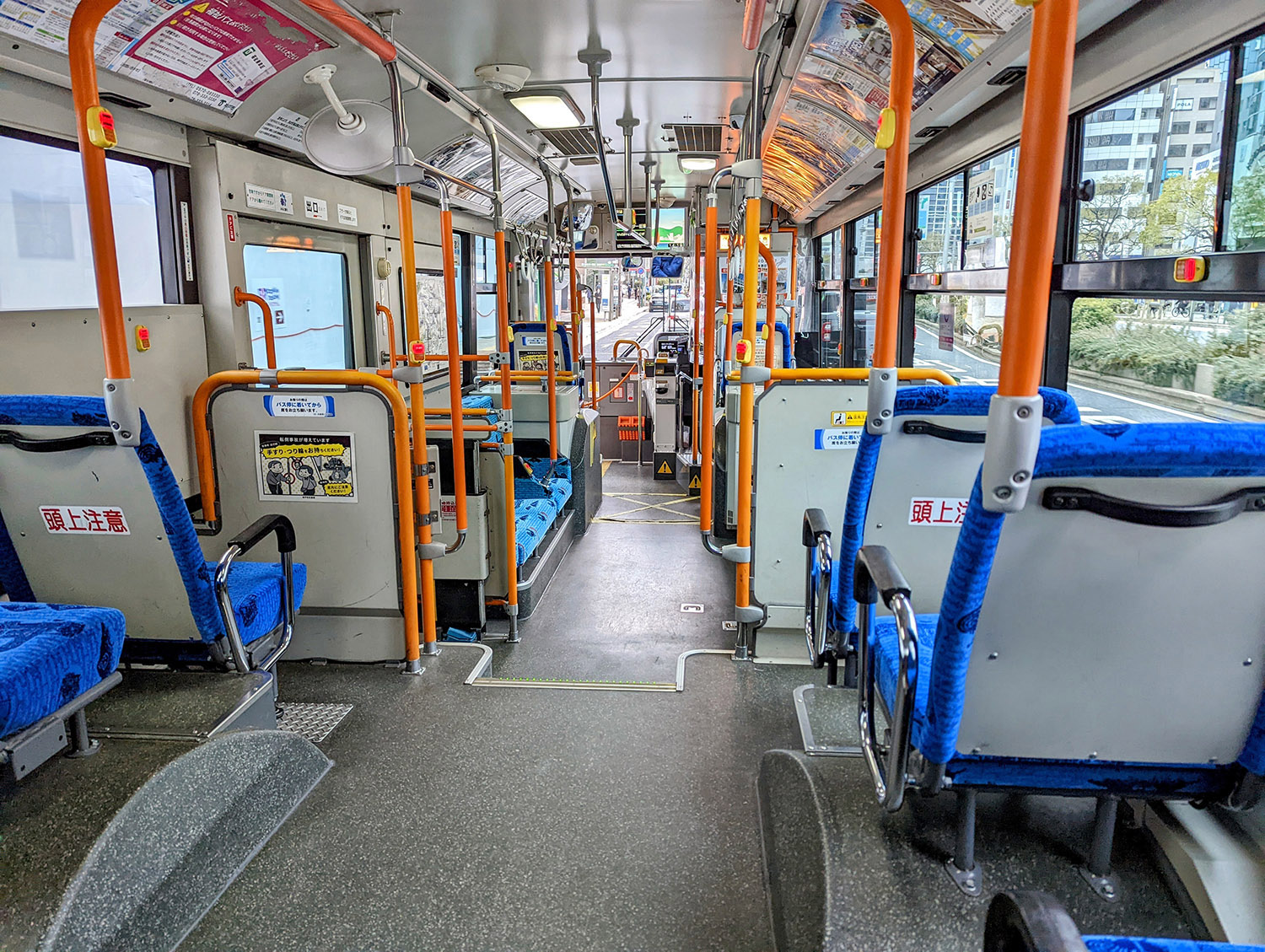 路線バスの車内 〜 画像7