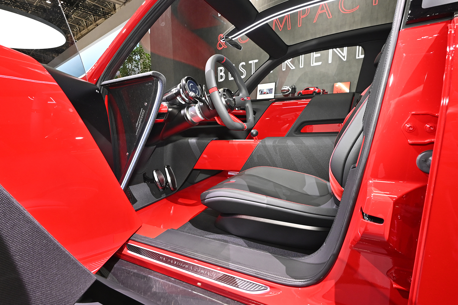 左ハンドルのコンセプトカーのイメージ