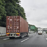 【画像】トラックが出発前に「車体の周りをぐるぐる歩く」本当の理由。重大事故を防ぐ「数分間」に凝縮されたプロの行動 〜 画像1