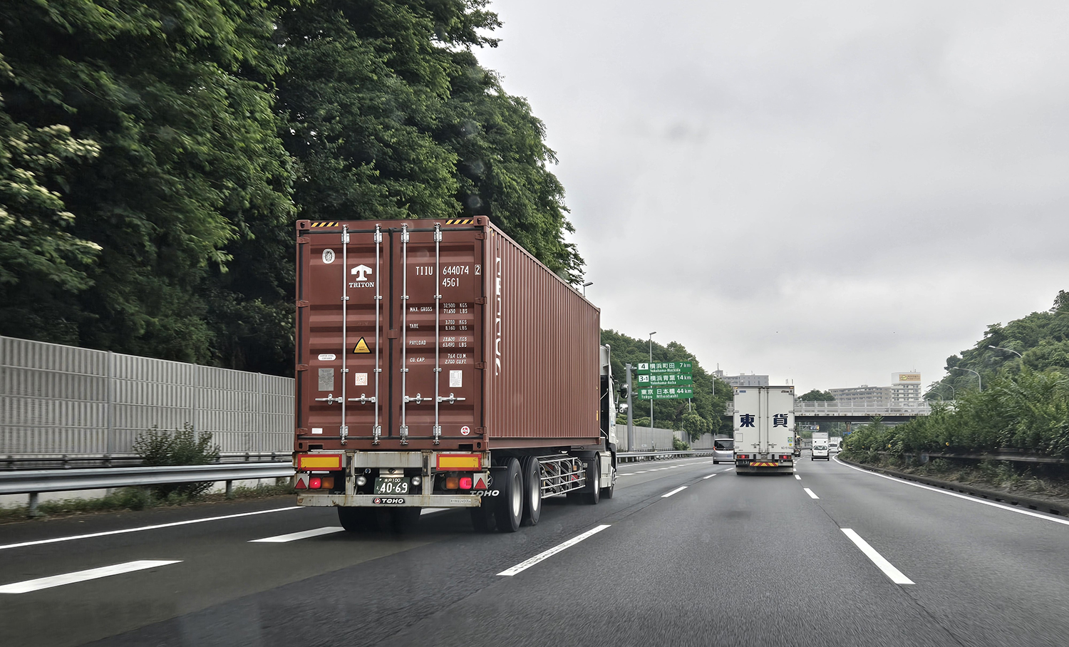 高速道路を走るトラックのイメージ