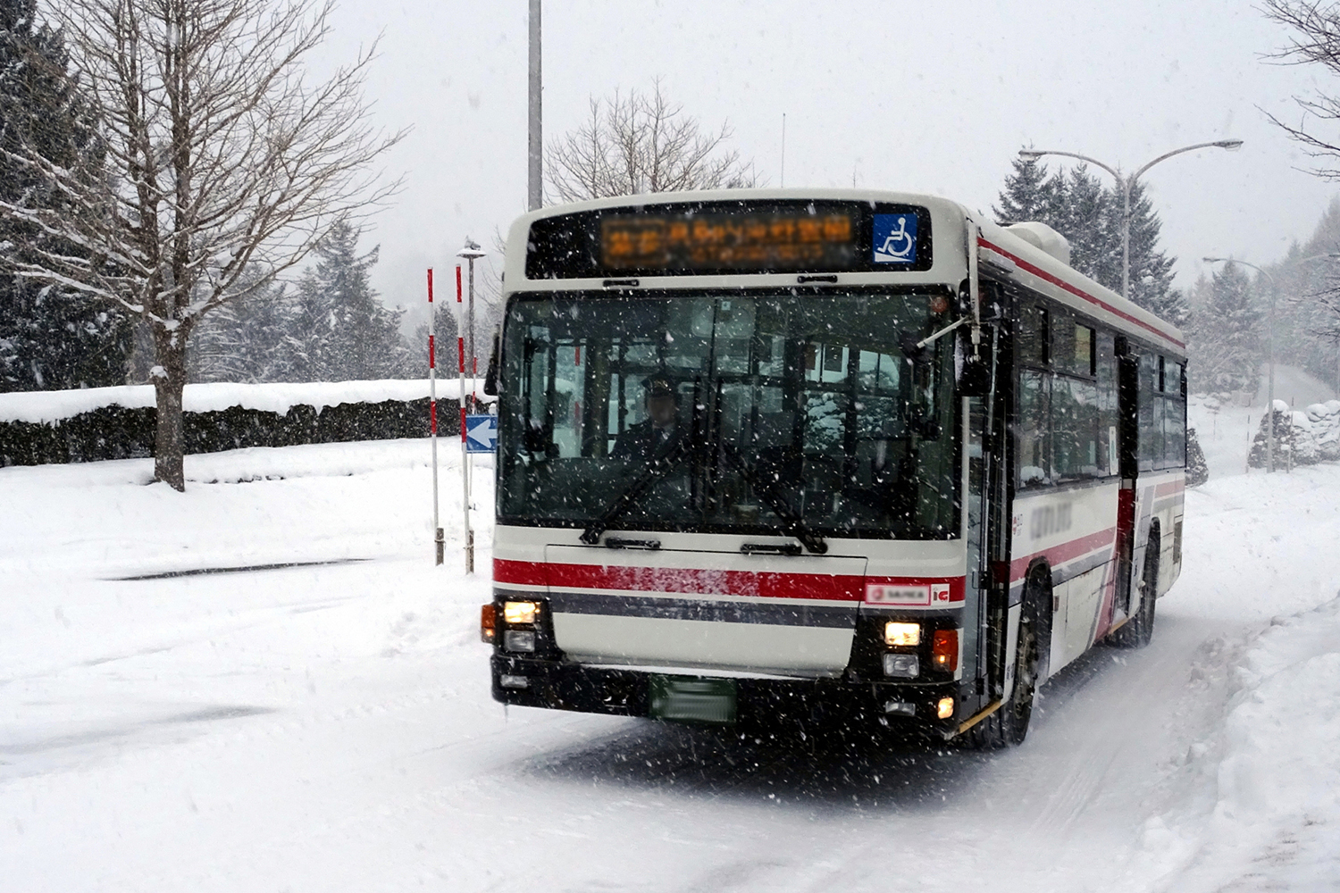 積雪時に走るバスのイメージ 〜 画像8